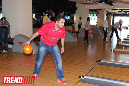 В Баку состоялся турнир по боулингу среди представителей СМИ (фотосессия)