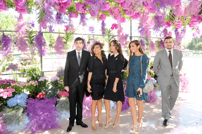 Президент Азербайджана и его супруга приняли участие в Празднике цветов в Баку (версия 2) (ФОТО)