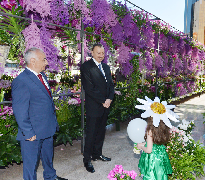 Президент Азербайджана и его супруга приняли участие в Празднике цветов в Баку (версия 2) (ФОТО)
