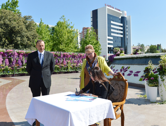 Президент Азербайджана и его супруга приняли участие в Празднике цветов в Баку (версия 2) (ФОТО)