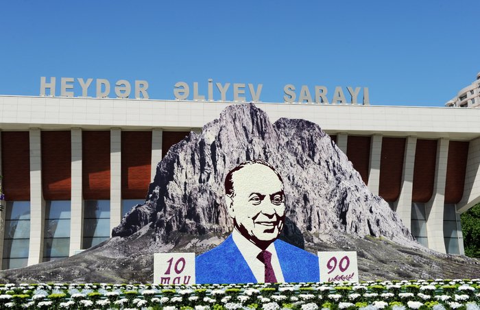 Президент Азербайджана и его супруга приняли участие в Празднике цветов в Баку (версия 2) (ФОТО)