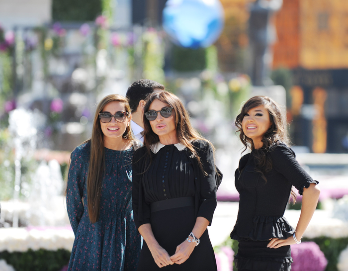 Президент Азербайджана и его супруга приняли участие в Празднике цветов в Баку (версия 2) (ФОТО)