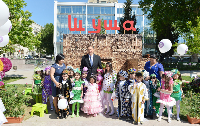 Президент Азербайджана и его супруга приняли участие в Празднике цветов в Баку (версия 2) (ФОТО)