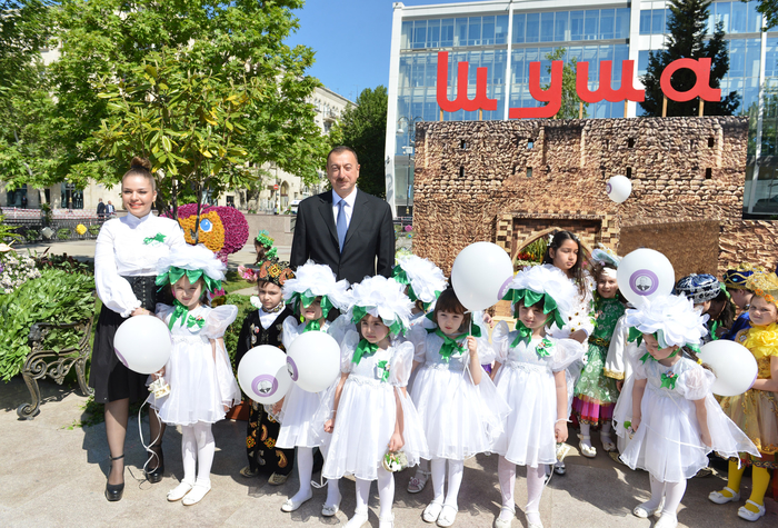 Президент Азербайджана и его супруга приняли участие в Празднике цветов в Баку (версия 2) (ФОТО)