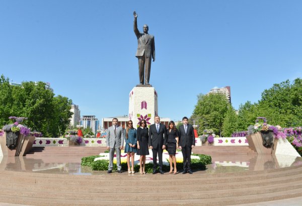 Президент Азербайджана и его супруга приняли участие в Празднике цветов в Баку (версия 2) (ФОТО)