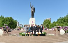 Президент Азербайджана и его супруга приняли участие в Празднике цветов в Баку (версия 2) (ФОТО)