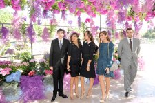 Президент Азербайджана и его супруга приняли участие в Празднике цветов в Баку (версия 2) (ФОТО)