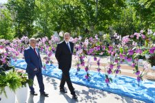 Президент Азербайджана и его супруга приняли участие в Празднике цветов в Баку (версия 2) (ФОТО)