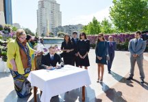 Президент Азербайджана и его супруга приняли участие в Празднике цветов в Баку (версия 2) (ФОТО)