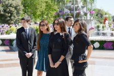 Президент Азербайджана и его супруга приняли участие в Празднике цветов в Баку (версия 2) (ФОТО)