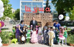 Президент Азербайджана и его супруга приняли участие в Празднике цветов в Баку (версия 2) (ФОТО)