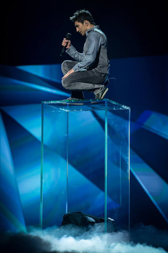 Фоторепортаж выступления Фарида Мамедова во втором полуфинале "Евровидения-2013"