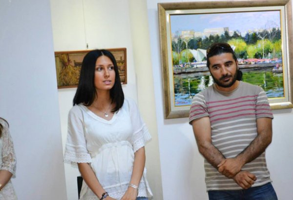 В Баку открылась выставка работ молодых художников (фото)