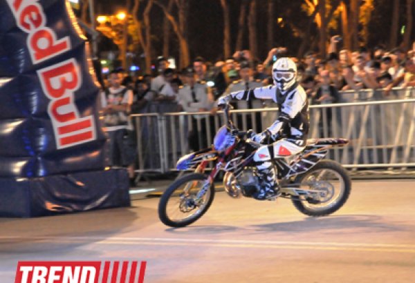 Умопомрачительные трюки мотоциклистов в вечернем Баку - Red Bull X Fighters Jams (фото)
