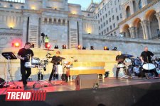 Умопомрачительные трюки мотоциклистов в вечернем Баку - Red Bull X Fighters Jams (фото)