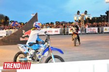 Умопомрачительные трюки мотоциклистов в вечернем Баку - Red Bull X Fighters Jams (фото)