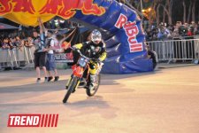 Умопомрачительные трюки мотоциклистов в вечернем Баку - Red Bull X Fighters Jams (фото)