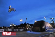 Умопомрачительные трюки мотоциклистов в вечернем Баку - Red Bull X Fighters Jams (фото)