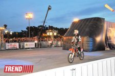 Умопомрачительные трюки мотоциклистов в вечернем Баку - Red Bull X Fighters Jams (фото)