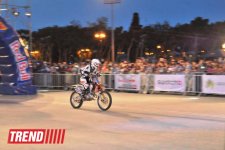 Умопомрачительные трюки мотоциклистов в вечернем Баку - Red Bull X Fighters Jams (фото)
