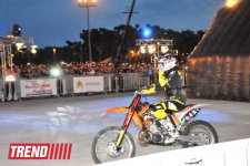 Умопомрачительные трюки мотоциклистов в вечернем Баку - Red Bull X Fighters Jams (фото)