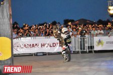 Умопомрачительные трюки мотоциклистов в вечернем Баку - Red Bull X Fighters Jams (фото)