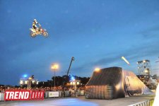 Умопомрачительные трюки мотоциклистов в вечернем Баку - Red Bull X Fighters Jams (фото)
