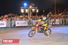 Умопомрачительные трюки мотоциклистов в вечернем Баку - Red Bull X Fighters Jams (фото)