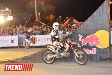 Умопомрачительные трюки мотоциклистов в вечернем Баку - Red Bull X Fighters Jams (фото)