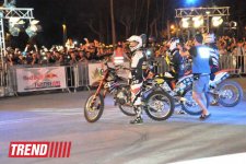 Умопомрачительные трюки мотоциклистов в вечернем Баку - Red Bull X Fighters Jams (фото)