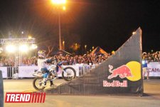 Умопомрачительные трюки мотоциклистов в вечернем Баку - Red Bull X Fighters Jams (фото)