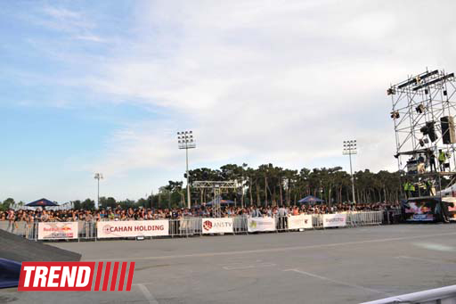 Умопомрачительные трюки мотоциклистов в вечернем Баку - Red Bull X Fighters Jams (фото)