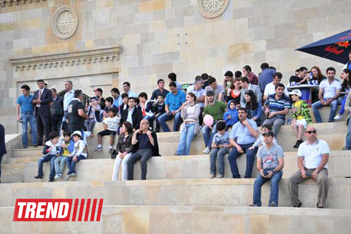 Умопомрачительные трюки мотоциклистов в вечернем Баку - Red Bull X Fighters Jams (фото)