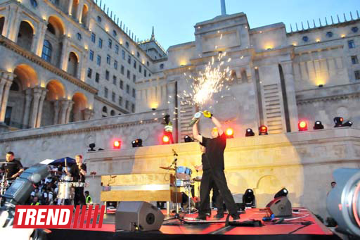 Умопомрачительные трюки мотоциклистов в вечернем Баку - Red Bull X Fighters Jams (фото)