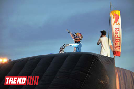 Умопомрачительные трюки мотоциклистов в вечернем Баку - Red Bull X Fighters Jams (фото)