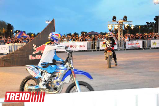 Умопомрачительные трюки мотоциклистов в вечернем Баку - Red Bull X Fighters Jams (фото)
