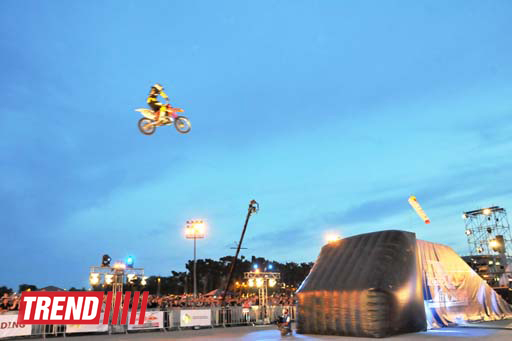 Умопомрачительные трюки мотоциклистов в вечернем Баку - Red Bull X Fighters Jams (фото)