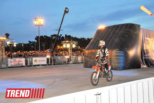 Умопомрачительные трюки мотоциклистов в вечернем Баку - Red Bull X Fighters Jams (фото)
