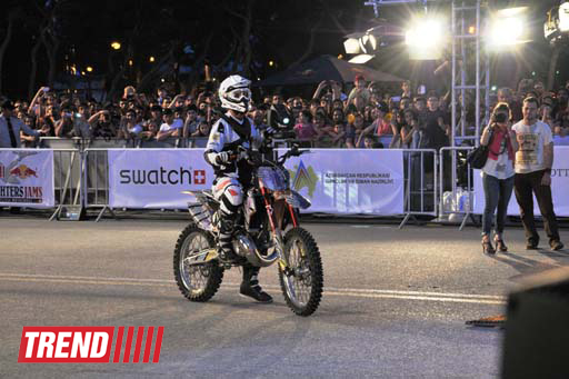 Умопомрачительные трюки мотоциклистов в вечернем Баку - Red Bull X Fighters Jams (фото)
