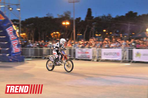 Умопомрачительные трюки мотоциклистов в вечернем Баку - Red Bull X Fighters Jams (фото)