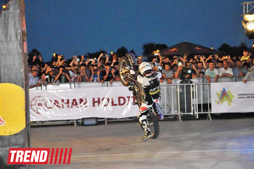 Умопомрачительные трюки мотоциклистов в вечернем Баку - Red Bull X Fighters Jams (фото)