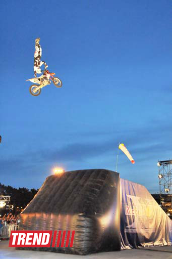 Умопомрачительные трюки мотоциклистов в вечернем Баку - Red Bull X Fighters Jams (фото)