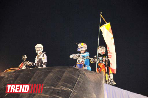 Умопомрачительные трюки мотоциклистов в вечернем Баку - Red Bull X Fighters Jams (фото)
