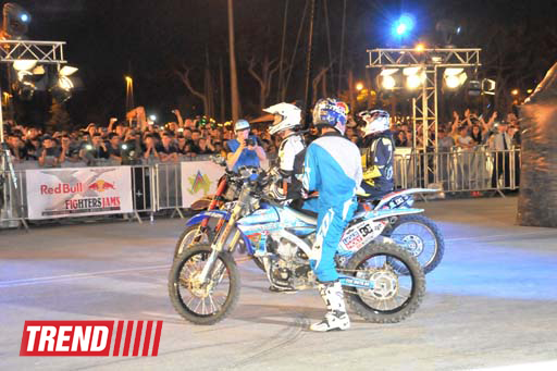 Умопомрачительные трюки мотоциклистов в вечернем Баку - Red Bull X Fighters Jams (фото)