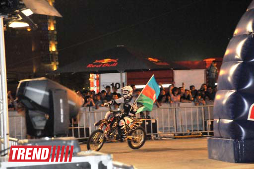 Умопомрачительные трюки мотоциклистов в вечернем Баку - Red Bull X Fighters Jams (фото)