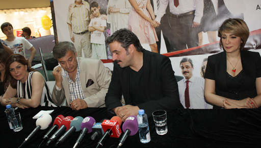 Известные турецкие актеры провели в Баку автограф-сессию (фото)