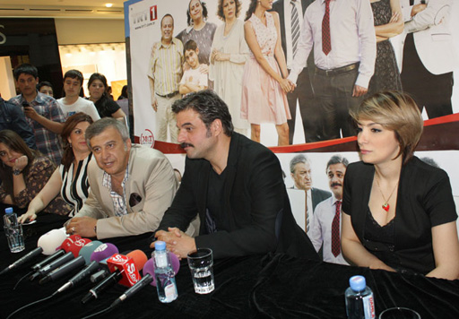 Известные турецкие актеры провели в Баку автограф-сессию (фото)