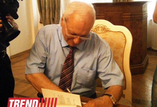 В Баку презентована книга "Большой грех" писателя-публициста Огтая Алиева (фото)