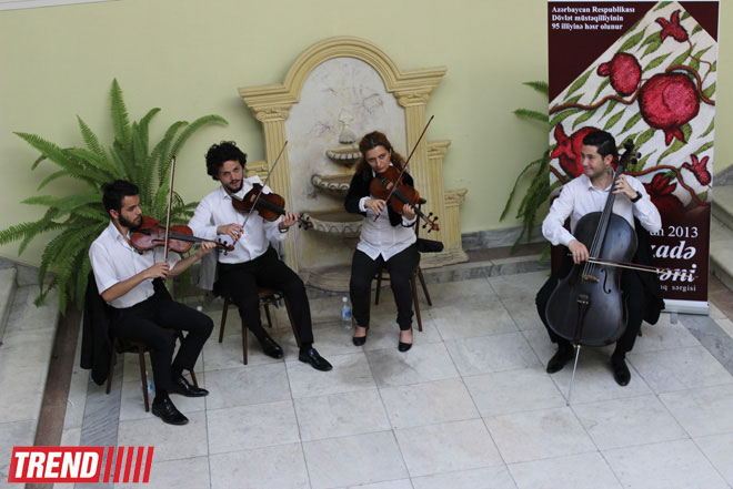 В Баку открылась выставка гобеленов Семени Гасымзаде: " Это искусство чувства и ощущения" (фото)