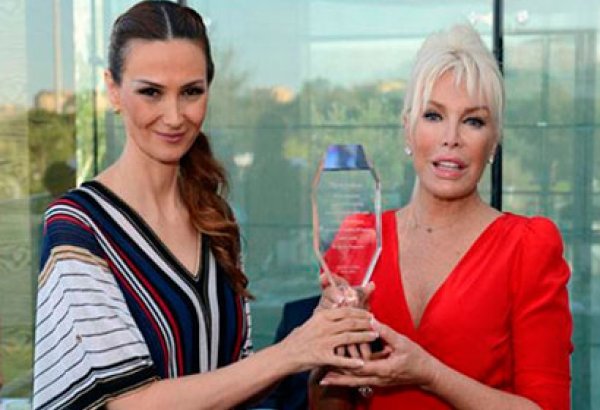 Ажда Пеккан удостоена в Баку  награды "За многолетнюю творческую деятельность, развитие культуры и благотворительность" (фото)